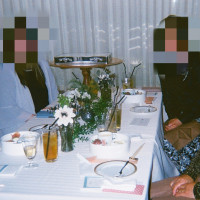 食事中に記念撮影