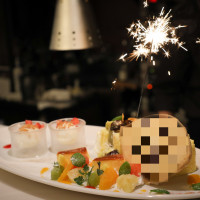 新郎新婦用の切り分け済みのウエディングケーキ