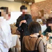 ウエディングケーキを配る