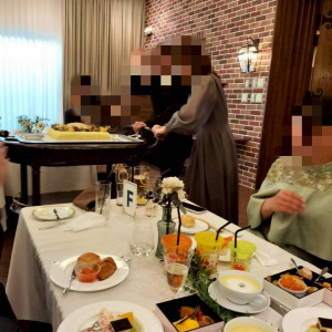 抽選で当たった方にウエディングケーキを運んでもらう|772999さんのKAI KORIYAMA（廻 郡山）の写真(2611917)