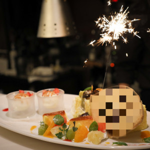 新郎新婦用の切り分け済みのウエディングケーキ|772999さんのKAI KORIYAMA（廻 郡山）の写真(2611913)