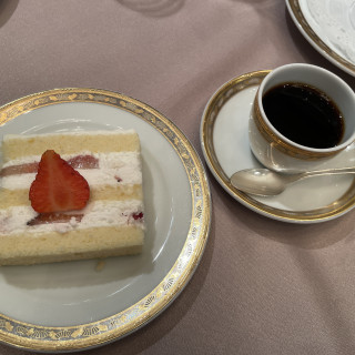 コーヒーとカットされたウェディングケーキ