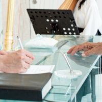 結婚証明書へのサイン