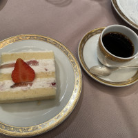コーヒーとカットされたウェディングケーキ