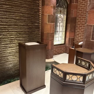 祭壇です。水が流れていて綺麗です。