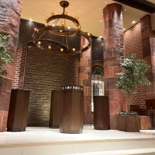 祭壇です。シャンデリアがとてもおしゃれです。