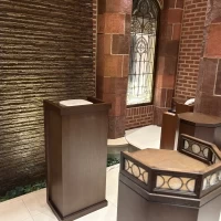 祭壇です。水が流れていて綺麗です。