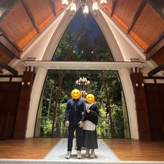 挙式会場はウッディー×緑の温かみのある会場です！