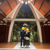 挙式会場はウッディー×緑の温かみのある会場です！