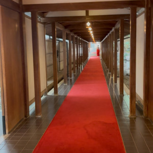 披露宴会場と式場を繋ぐ回廊|773105さんの乃木神社・乃木會館の写真(2548004)