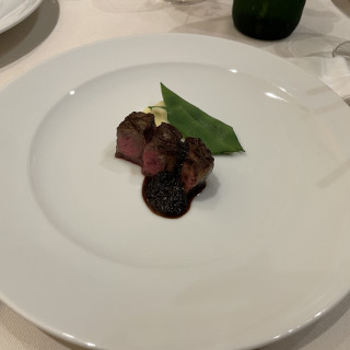 国産牛ロースの網焼き　玉葱のバルサミコソース