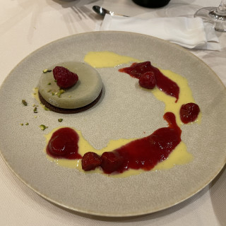 ピスタチオのセミフレッド　ラズベリーソース