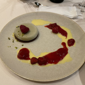 ピスタチオのセミフレッド　ラズベリーソース|773108さんのWITH THE STYLE FUKUOKA（ウィズ ザ スタイル フクオカ）の写真(2548027)