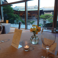 披露宴会場の高砂に近い席から撮影