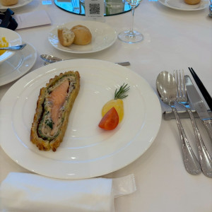 サーモンのクリビヤック風 ローズマリーの香り|773183さんのベイサイド迎賓館(和歌山)/テイクアンドギヴ・ニーズウェディングの写真(2548567)