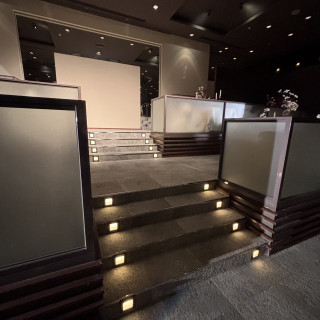 階段の上に親族席