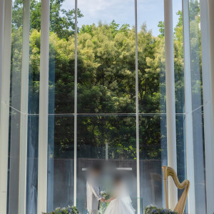 ガラス張りで湖に教会が浮いているような雰囲気です。|773217さんのララシャンス 博多の森の写真(2548918)