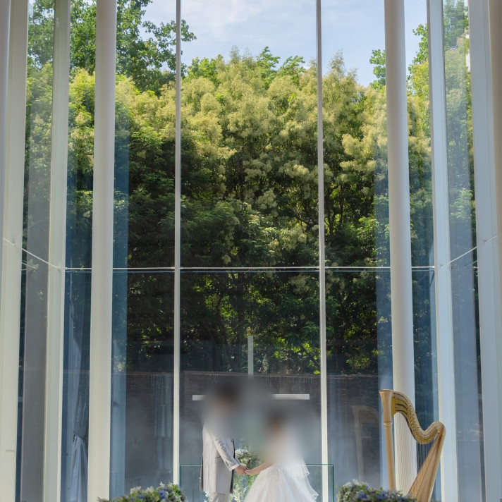 ガラス張りで湖に教会が浮いているような雰囲気です。