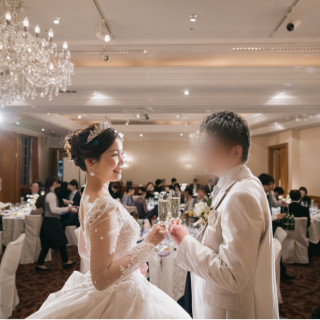 披露宴会場での乾杯の様子