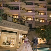 お庭の水盤とホテルの外観を背景に撮影