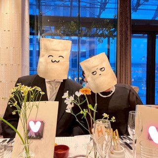 ゲストテーブル　窓が背景