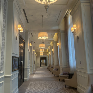 挙式会場に続く廊下、雰囲気あります|773263さんの東京ステーションホテルの写真(2549110)