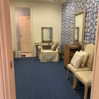 トイレも付いており、広いルームです