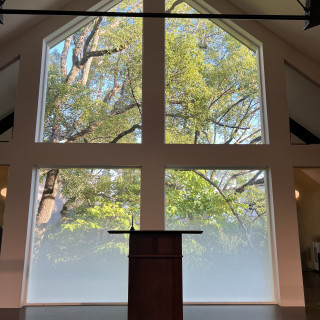 チャペルに大きな窓があるのが素敵です。