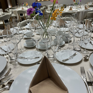 テーブル写真。ここにプロフィールブックと席札を置きました！