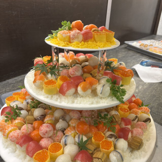 私たちはウエディングケーキではなくお寿司を選択しました♩