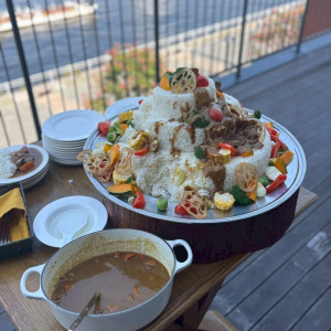 ケーキ入刀の代わりにカレーを用意|773292さんのBAYSIDE GEIHINKAN VERANDA/テイクアンドギヴ・ニーズウェディングの写真(2549225)