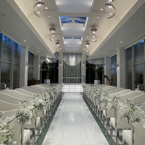 白を基調とした挙式会場です。明るいのでドレスが映えそうです。|773304さんのアルカンシエル南青山(アルカンシエルグループ)の写真(2549285)