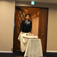 ウェディングケーキ運ぶ新郎