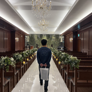 チャペル ダークブラウンとオリーブの木でナチュラルでシック