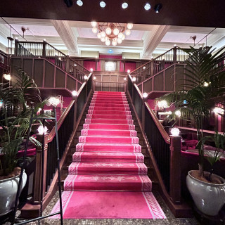 入って目の前にある階段です