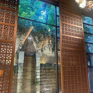 水が流れているので雨の日も気にならない会場でした。