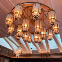 披露宴会場の少しモダンなシャンデリア