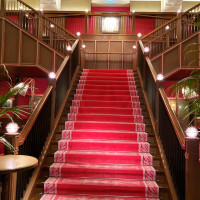 待合室の立派な赤階段
