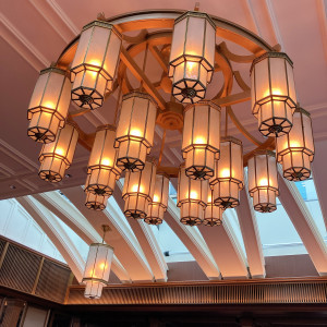 披露宴会場の少しモダンなシャンデリア|773490さんのTHE CONDER HOUSE（ザ・コンダーハウス）の写真(2549917)