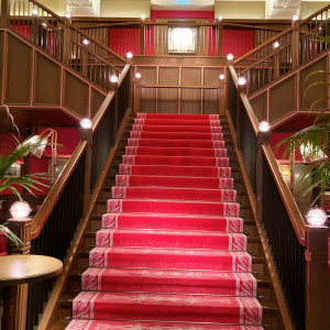 待合室の立派な赤階段|773490さんのTHE CONDER HOUSE（ザ・コンダーハウス）の写真(2549916)