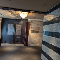 ホテル入り口から会場へ向かう通路