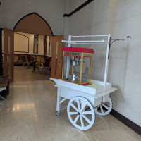 チャペル内のポップコーンマシン