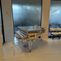 披露宴会場内のピアノ