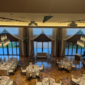 階段の上から見た披露宴会場|773497さんのRouge Ardent（ルージュアルダン）●BRASSグループの写真(2551297)