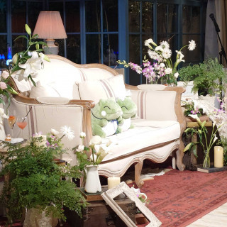 新郎新婦の席です。ソファー席だったのでゆったりと過ごせました