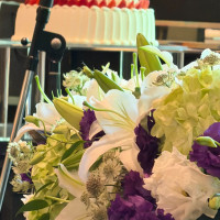新郎新婦テーブルのお花とケーキ