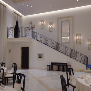 披露宴会場内に階段あり|773520さんのアクアテラス迎賓館（大津）/テイクアンドギヴ・ニーズウェディングの写真(2550315)