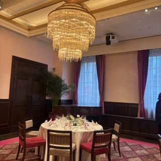 豪華なシャンデリアが映えるレトロでシックな披露宴会場です。