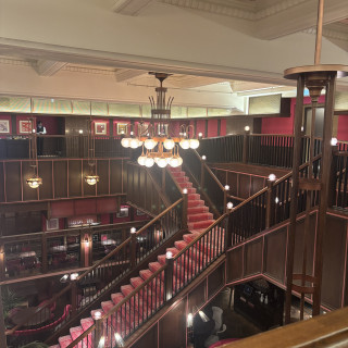 大階段は迫力があります。