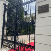 素敵な外観でした。赤い絨毯が映えるような外観です。